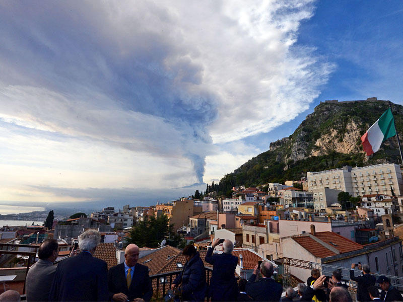  أعمدة الدخان تتصاعد فوق مدينة تاورمينا خلال ثوران جبل إتنا واحدة من أكثر البراكين نشاطا في العالم