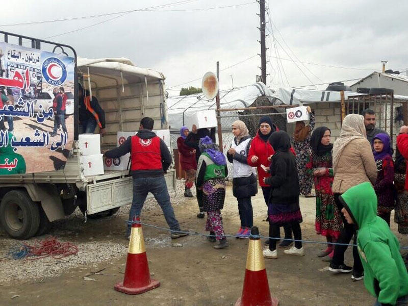  مساعدات غذائية لـ 400 اسرة سورية في احد مخيمات النازحين بمنطقة البقاع