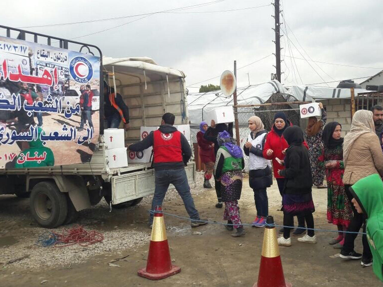 جمعية الهلال الأحمر الكويتي وزعت مساعدات غذائية على 400 أسرة سورية في أحد مخيمات النازحين بمنطقة البقاع الأوسط