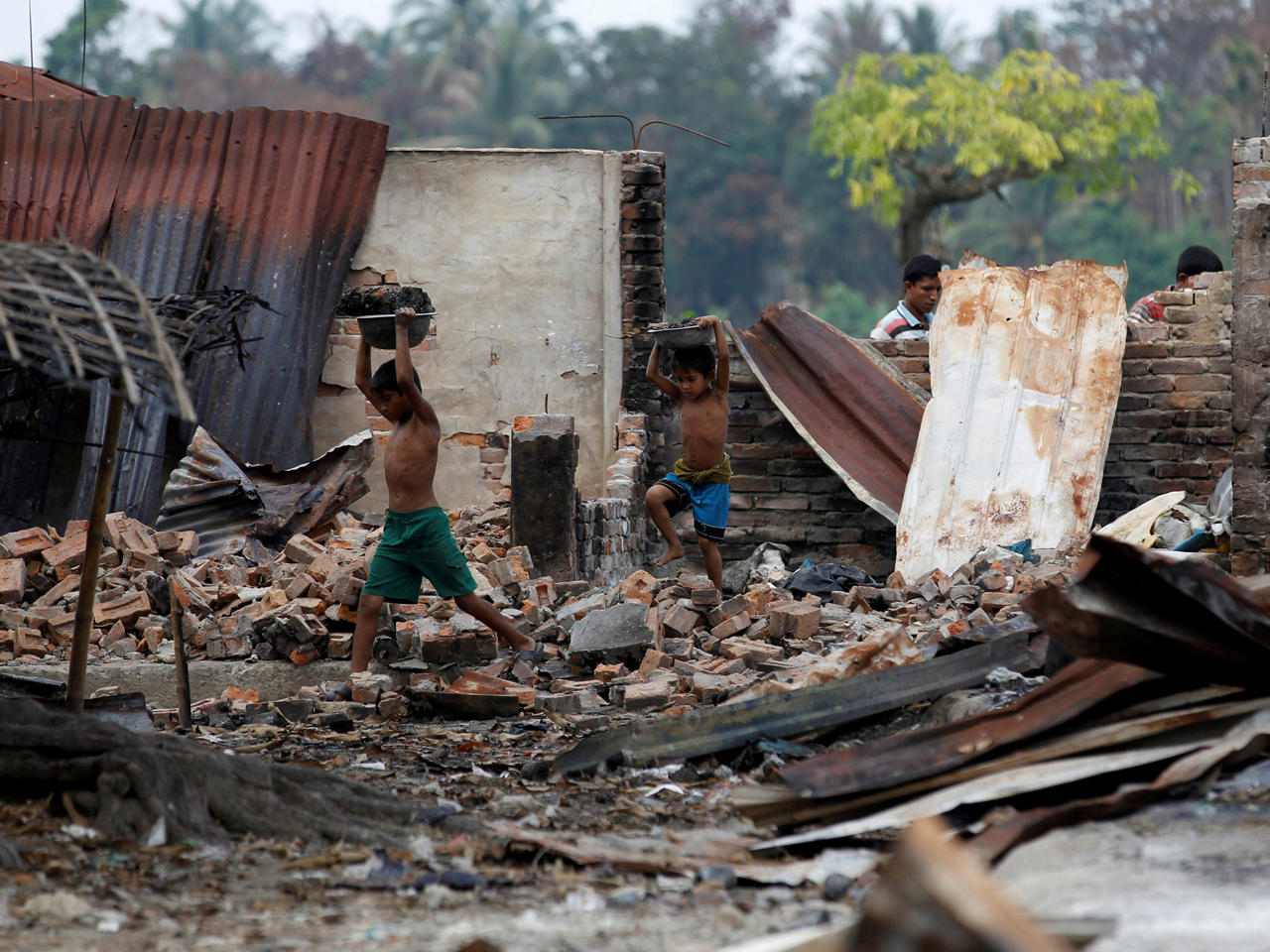 أطفال في سوق أضرم فيه النار بقرية روهينغيا