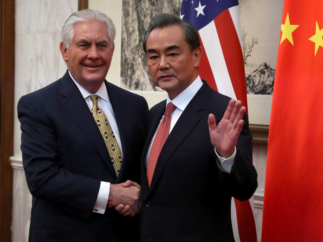 وزير الخارجية الأميركي ريكس تيلرسون مع نظيره الصيني وانغ يي في بكين