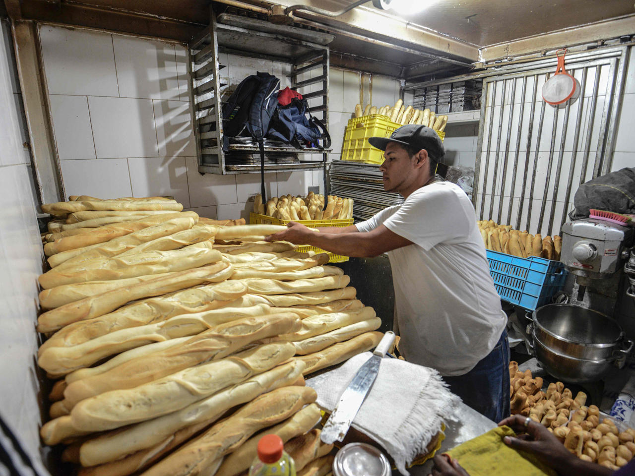 عامل بأحد المخابز في كاراكاس