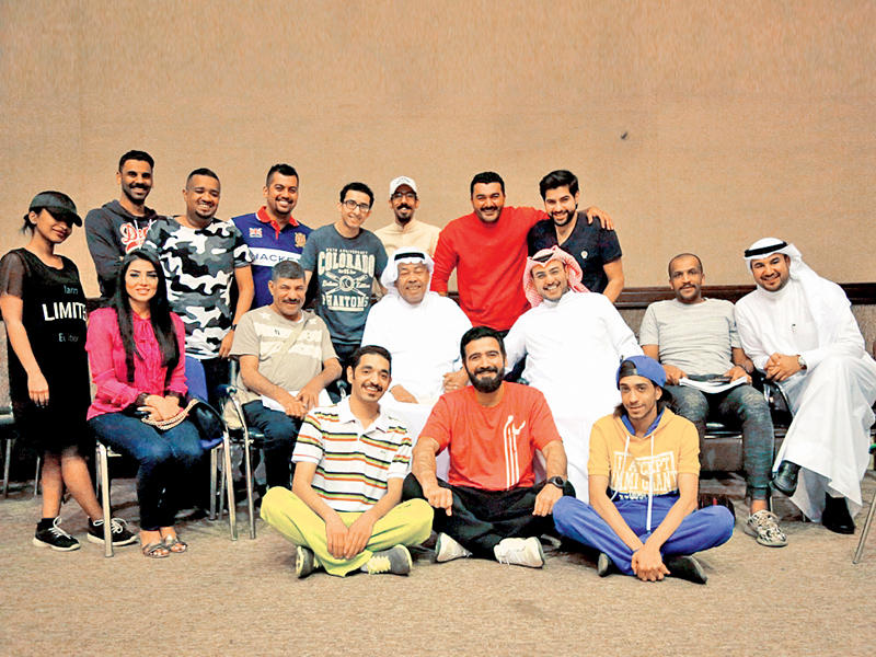 سعد الفرج مع فريق مسرحية «فانتازيا»