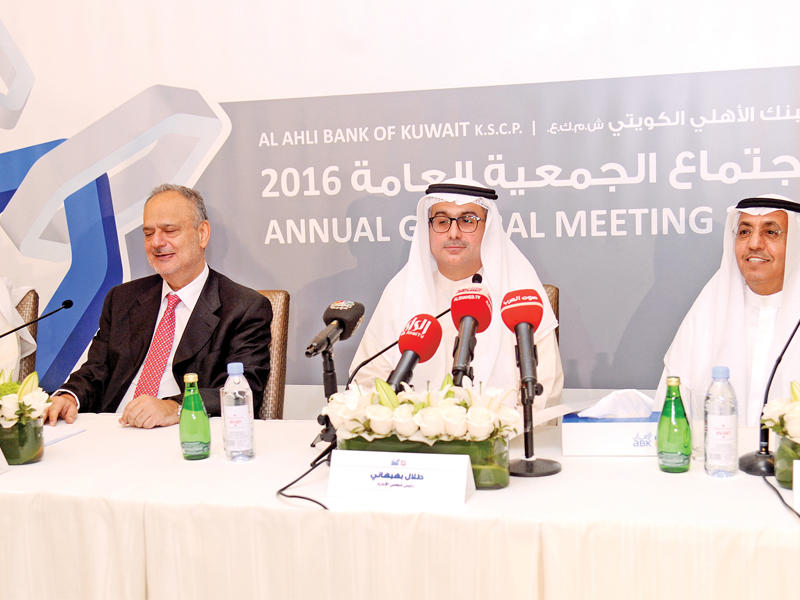 من اليمين: فوزي الثنيان وطلال بهبهاني وميشال العقاد خلال العمومية