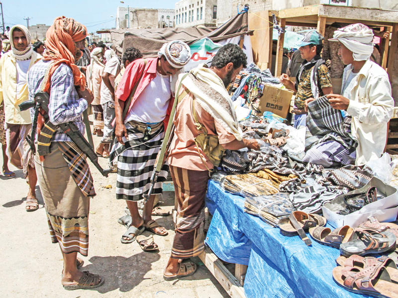 يمنيون داخل سوق في المخا أمس الأولt (أ ف ب)