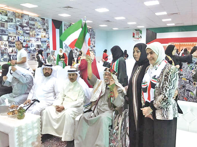  العجمي متوسطاً المشاركين في حفل مدرسة الرجاء 