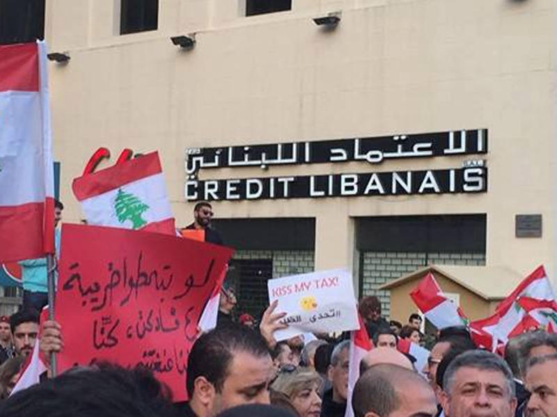 غضب الشارع يتصاعد في لبنان بسبب الضرائب الجديدة