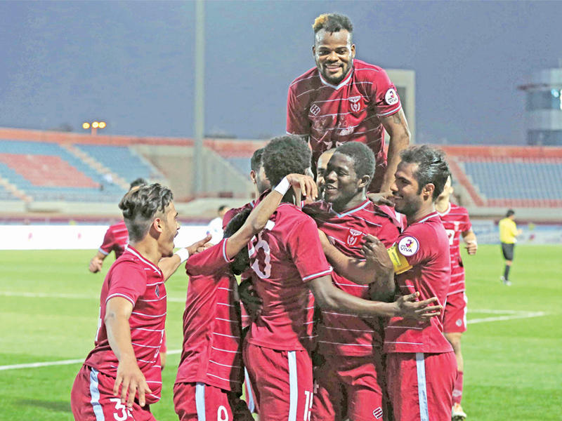  لاعبو النصر يحتفلون بالفوز اليوم (تصوير جورج رجي)