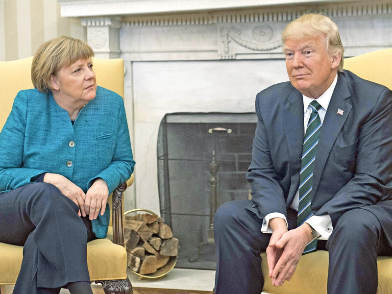 ترامب وميركل في البيت الأبيض أمس (أ ف ب)