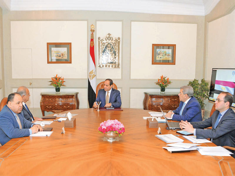 السيسي مجتمعاً مع رئيس الوزراء شريف إسماعيل ووزير المالية عمرو الجارحي ونائبيه أمس