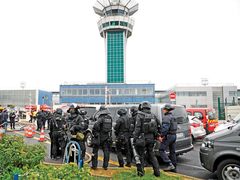 عناصر من الشرطة الفرنسية تصل إلى مطار أورلي في باريس أمس       (أ ف ب)