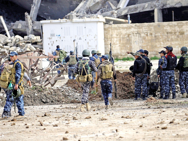 عناصر من الشرطة الاتحادية العراقية خلال المعارك في الموصل أمس  (أ ف ب)