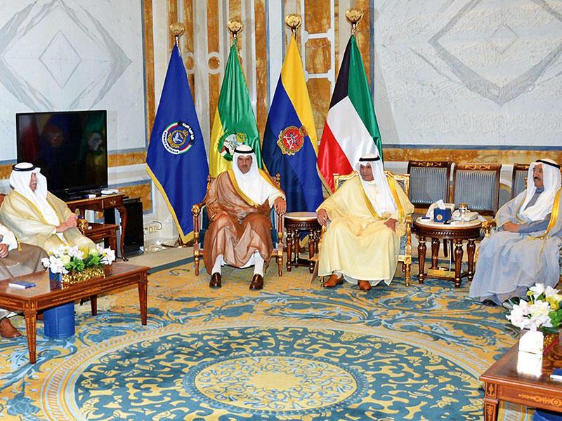 صاحب السمو مستقبلاً الجراح وكبار المسؤولين بمناسبة تعيينهم أمس