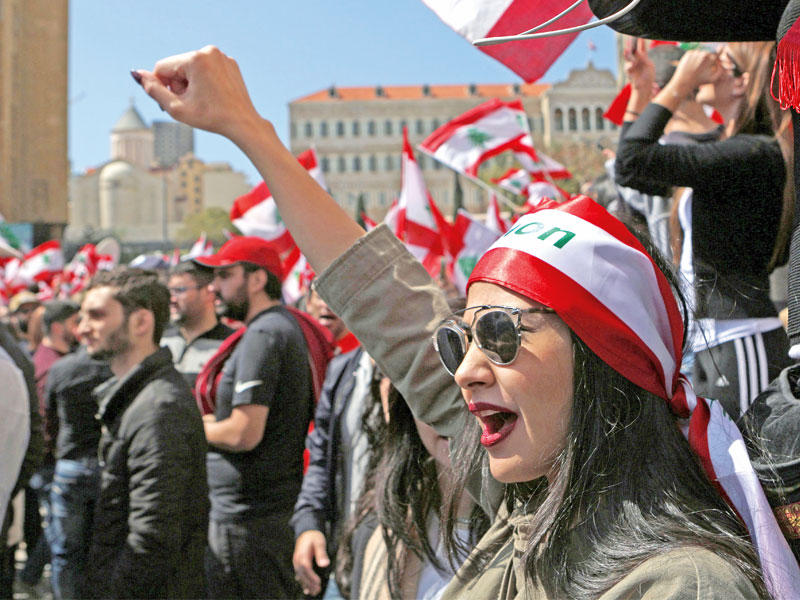 متظاهرة لبنانية تردد شعارات مناهضة للحكومة في وسط بيروت احتجاحاً على مقترح زيادة الضرائب أمس        (أ ف ب)