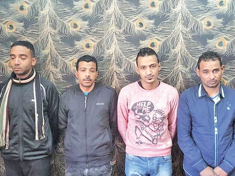 أفراد التشكيل العصابي عقب إلقاء القبض عليهم