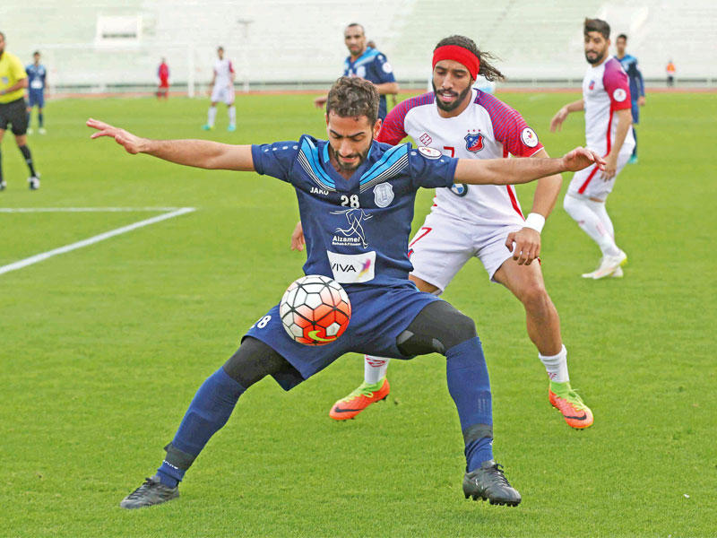 بدر خالد وفهد العنزي في صراع على الكرة