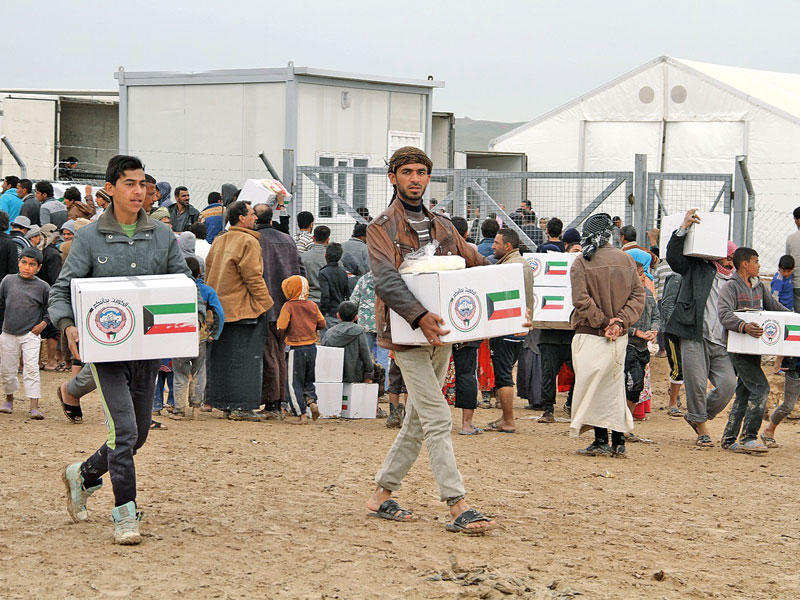 جانب من توزيع المساعدات الكويتية على النازحين العراقيين