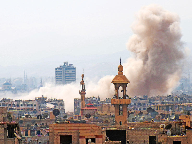 غارة جوية على حي جوبر أمس (أ ف ب)
