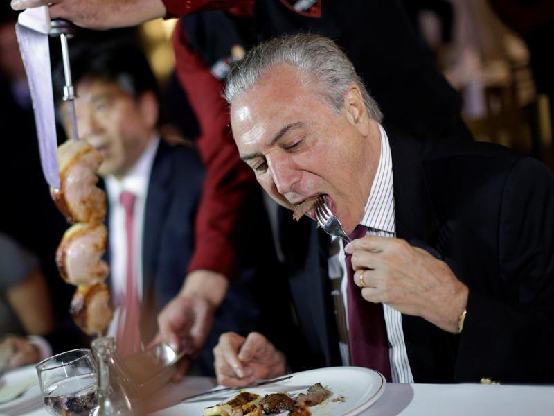 الرئيس البرازيلي ميشال تامر يأكل بعد إجتماعه