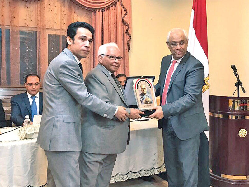 مصلوح مكرماً من السفير المصري