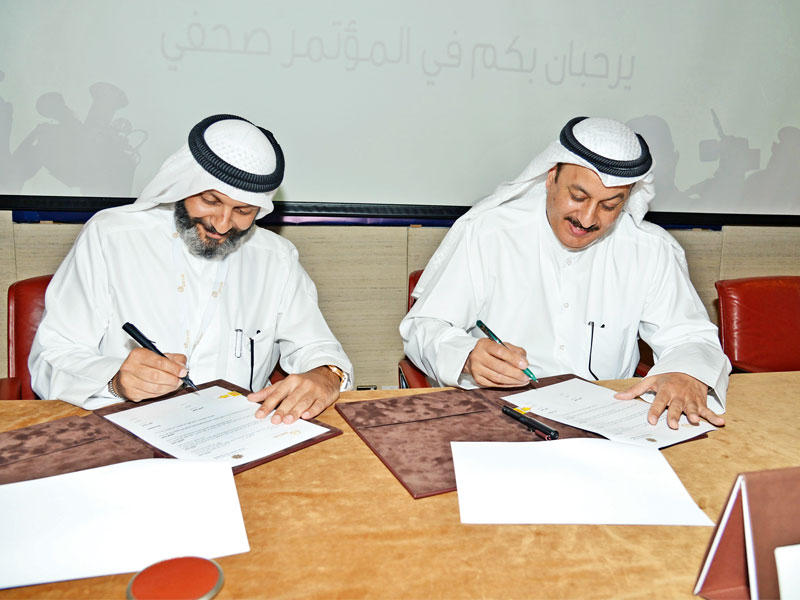 الخالد والعسعوسي خلال توقيع الاتفاقية 