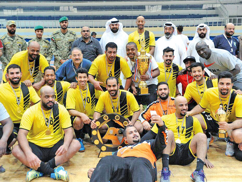 الفريق البطل في صورة جماعية