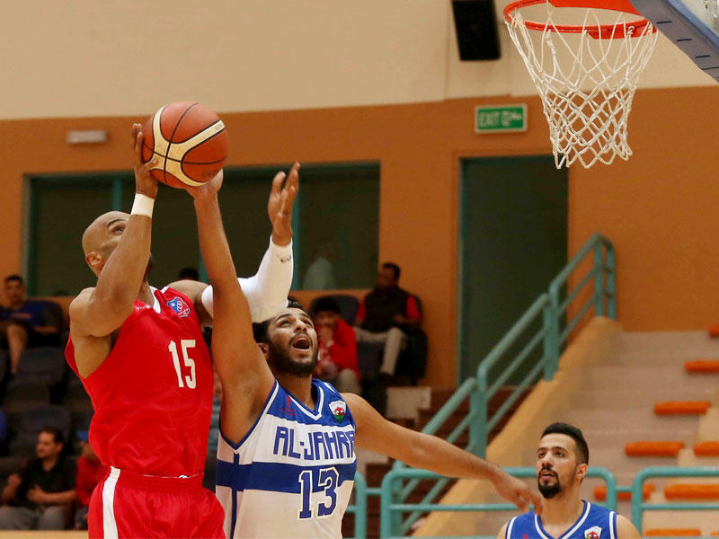 صراع تحت السلة في مباراة الجهراء والكويت