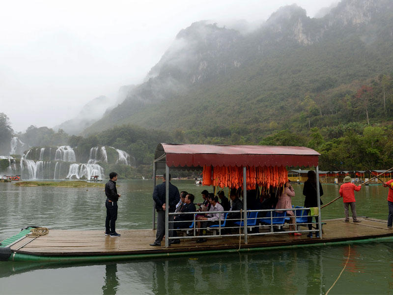 مجموعة سياحية في منطقة الحدود البرية بين فيتنام والصين شمال فيتنام