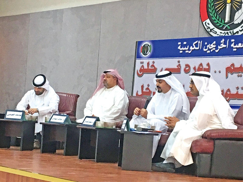 المتحدثون في إحدى الجلسات أمس