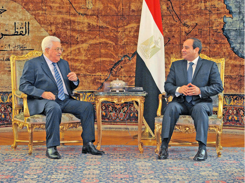 السيسي مستقبلا عباس في القاهرة أمس   (الرئاسة المصرية)