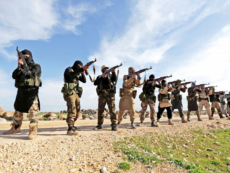 تدريب على إطلاق النار لجماعة أحرار الشرقية قرب بلدة الراعي اليوم (رويترز)