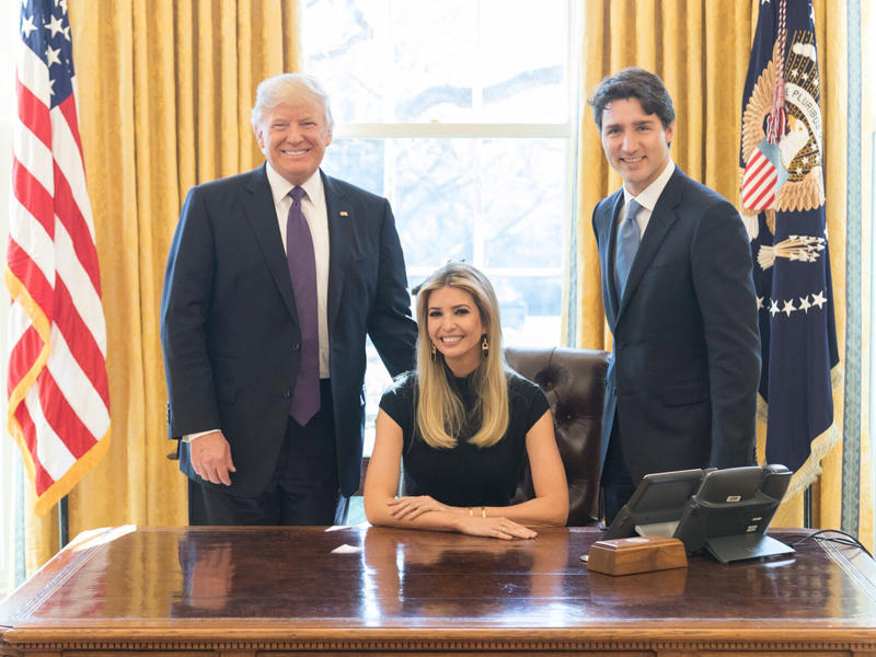 ايفانكا ترامب تتوسط أبيها ورئيس الوزراء الكندي (أرشيفية)