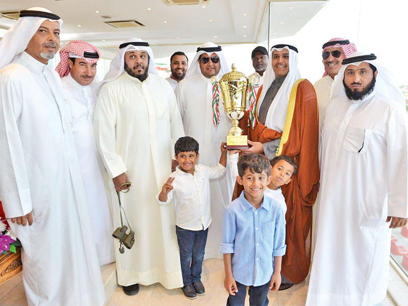 السعد يسلم كأس الأمير الوالد