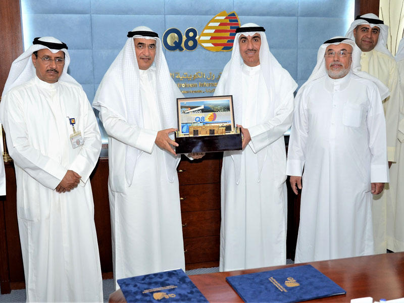 مدير جامعة الكويت الدكتور حسين الانصاري ورئيس شركة البترول الكويتية العالمية بخيت الرشيدي أثناء مراسم التوقيع