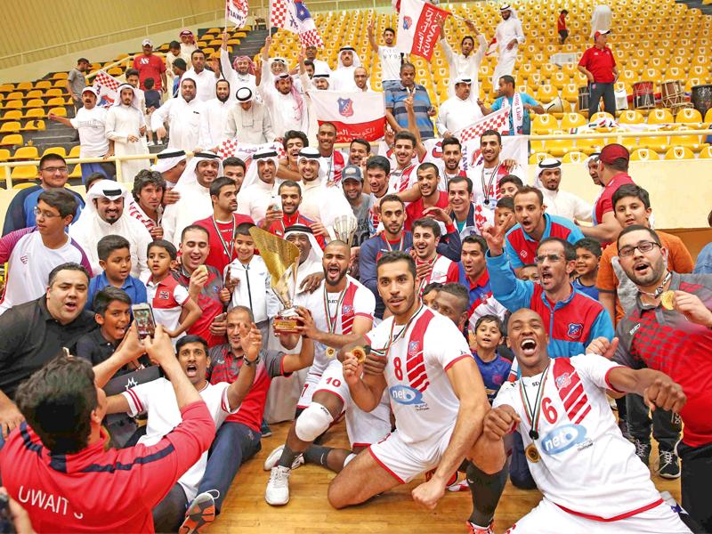 الابيض البطل يحمل الكأسn