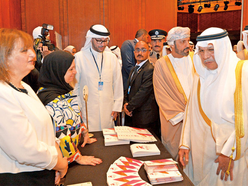 الجراح متفقداً المعرض المصاحب لفعاليات مؤتمر حماية الأطفال من مخاطر وسائل التواصل الاجتماعي أمس