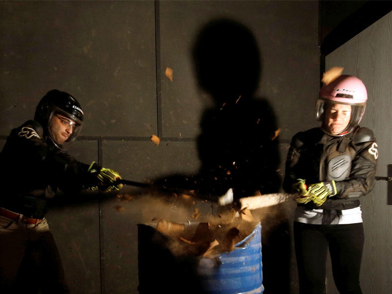 دعاء أحمد وصديقها أحمد يحطمان جرة من الطين في غرفة الغضب في القاهرة