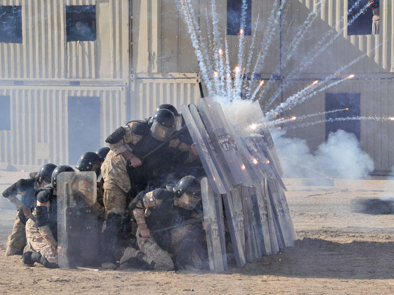 تمارين فرق مكافحة الشغب اثناء فعاليات التمرين العسكري (حسم العقبان 2017)