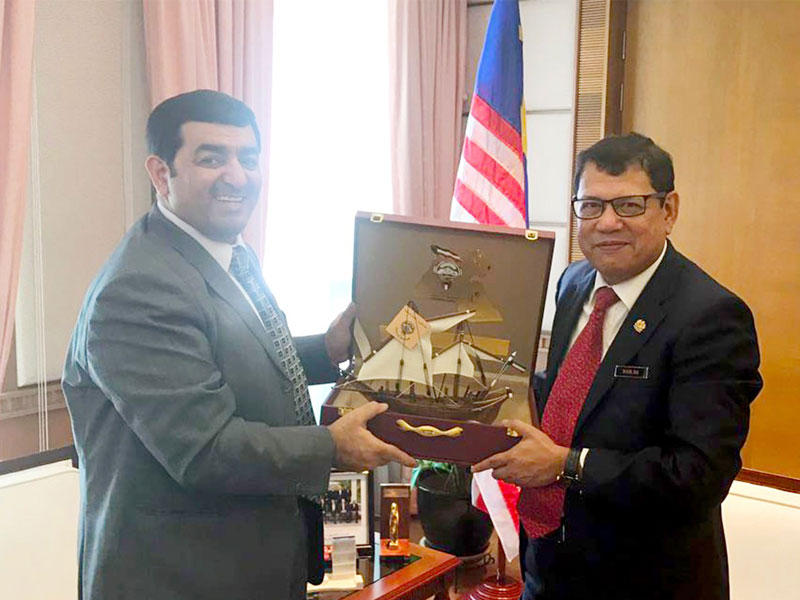 امين عام وزارة الخارجية الماليزية السفير رملان ابراهيم اليوم خلال لقائه سفير دولة الكويت لدى ماليزيا سعد العسعوسي