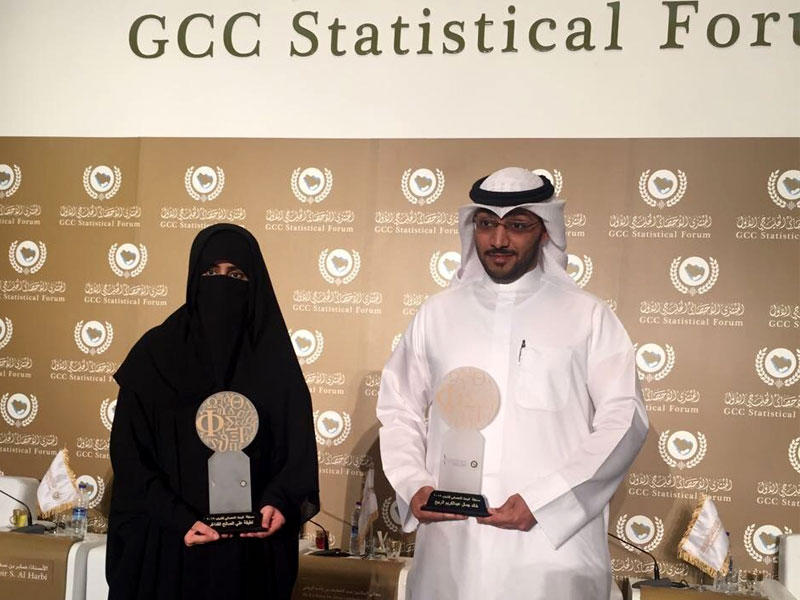 الباحثان الكويتيان خالد الربيع ولطيفة الفداغي عقب فوزهما بجائزتي مسابقة (البحث الاحصائي للشباب) في المنتدى الاحصائي الخليجي الأول