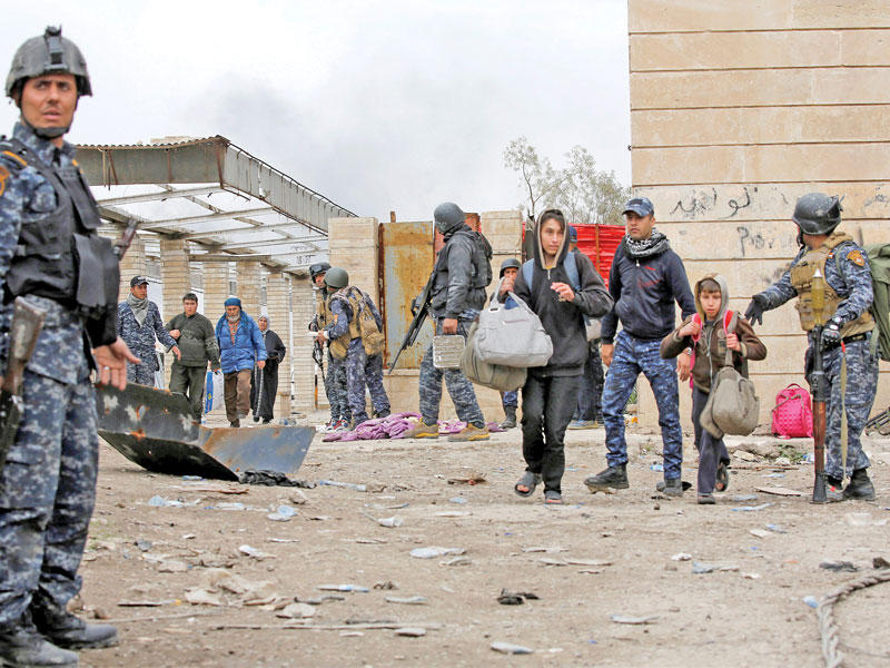 مدنيون عراقيون يفرون من القتال في الموصل أمس الاول (رويترز)