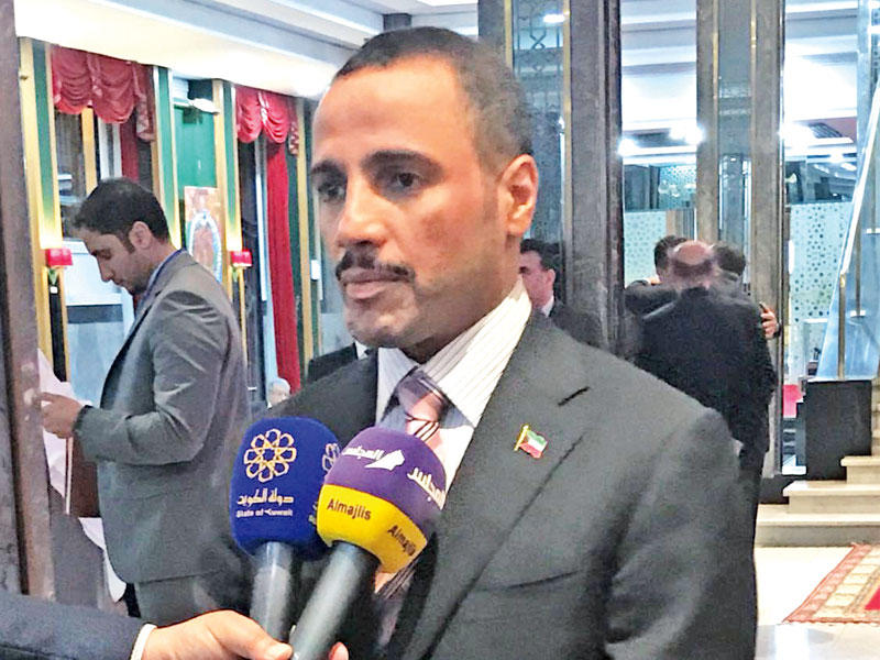 الغانم متحدثاً إلى الصحافيين