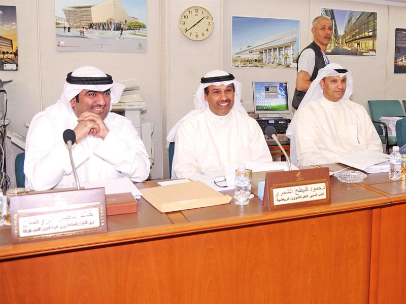 الروضان وفليطح والهويدي في اجتماع اللجنة أمس  (تصوير عبدالله الخلف)