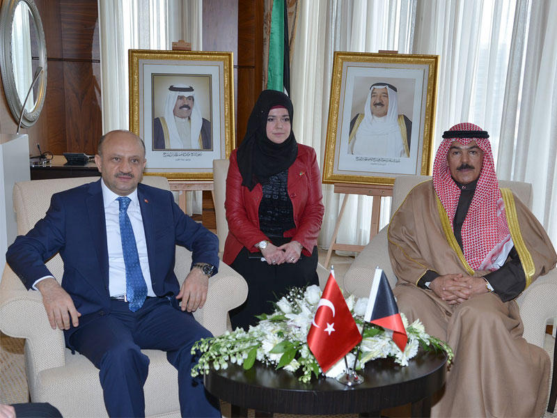 نائب رئيس مجلس الوزراء وزير الدفاع الشيخ محمد الخالد مستقبلا وزير الدفاع بجمهورية تركيا فكري إشق