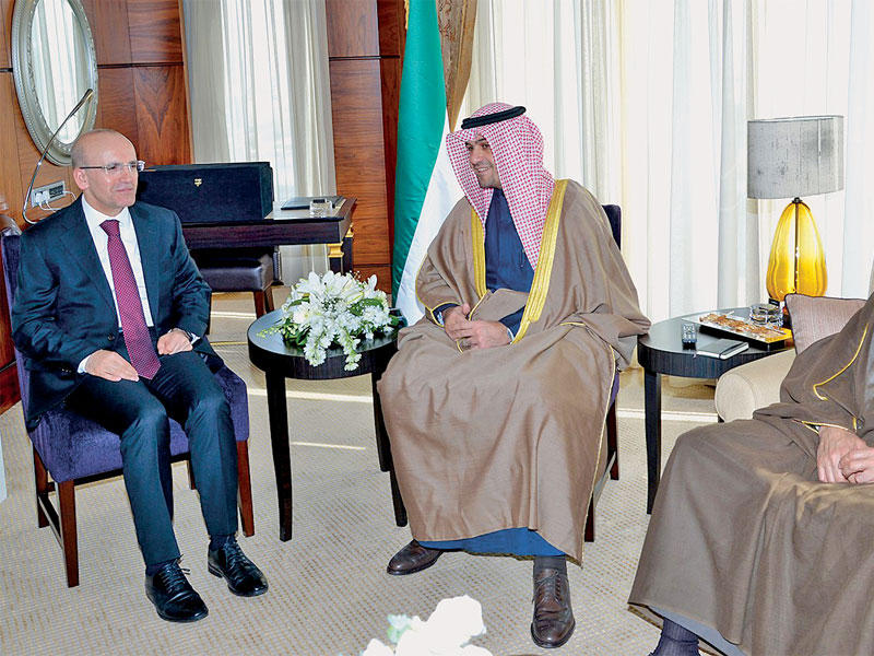  نائب رئيس مجلس الوزراء وزير المالية أنس الصالح مع نائب رئيس الوزراء للشؤون الاقتصادية بجمهورية تركيا محمد شمشك