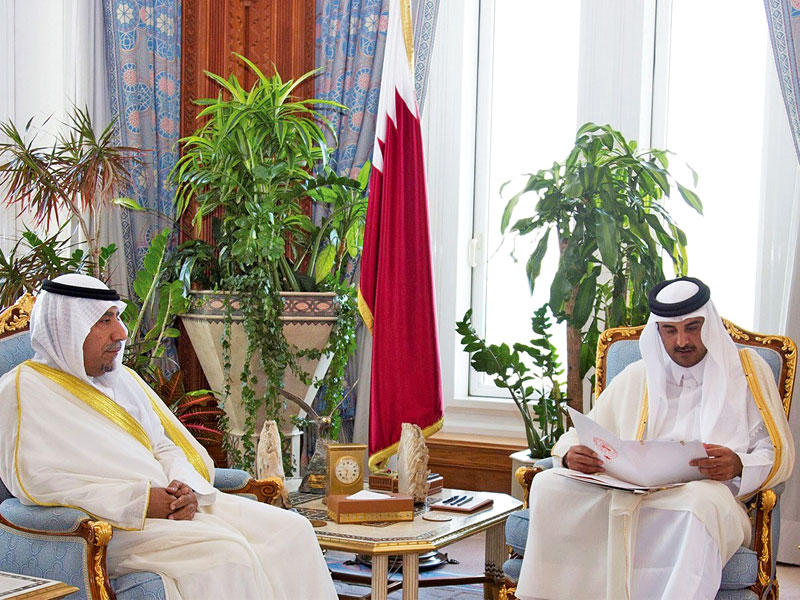 أمير قطر متسلماً رسالة صاحب السمو أمس