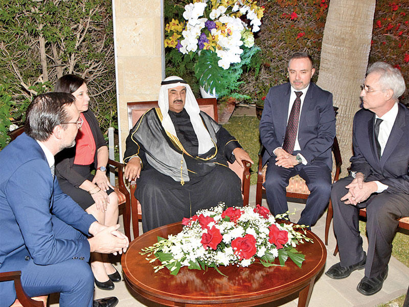 المحمد متوسطاً السفير الفرنسي وسفيرة كنداn