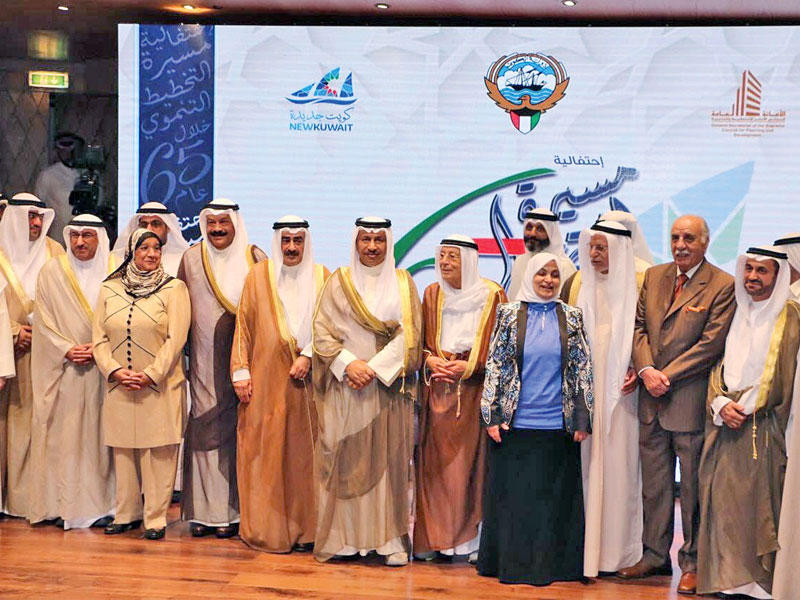 المبارك متوسطاً المشاركين في احتفال «التخطيط»