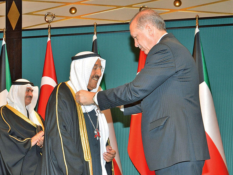 الأمير خلال تقليد إردوغان لسموه وسام الدولة التركي أمس