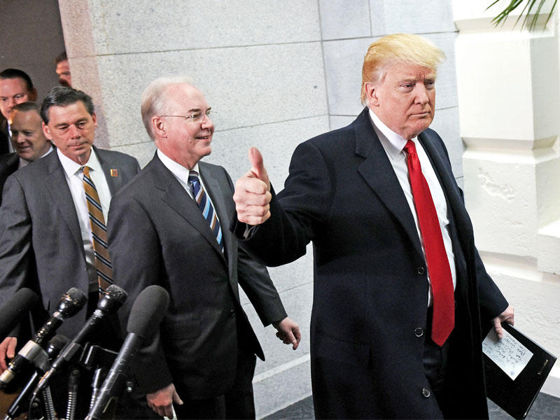 ترامب لدى وصوله إلى الكابيتول بصحبة وزير الصحة توم برايس للقاء النواب الجمهوريين أمس (أ ف ب)